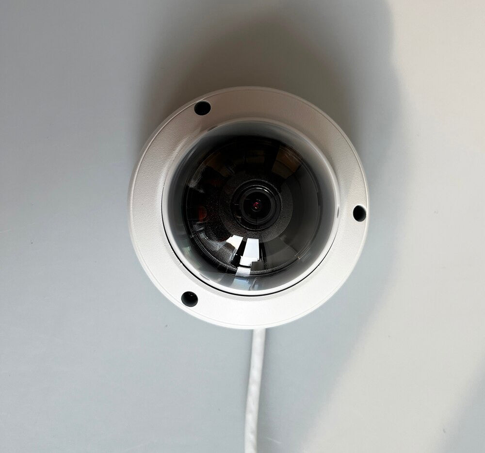 Caméra de sécurité Hikvision AcuSense de 4 MP avec détection de personnes et de véhicules